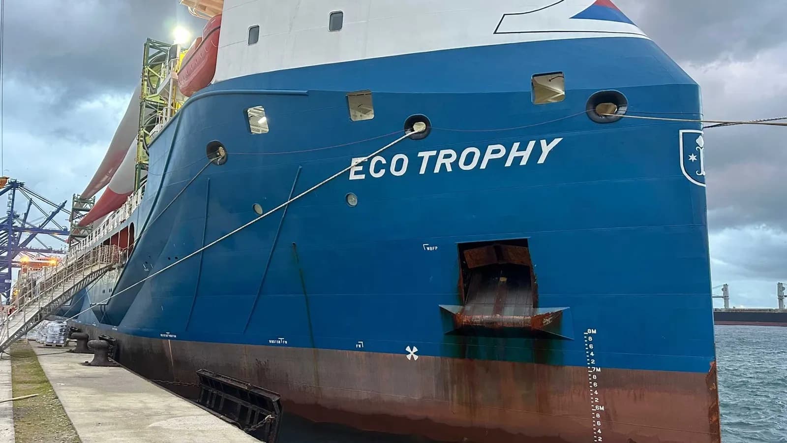 Tramarco y SPPA llevan a cabo una compleja operativa de descarga de palas eólicas en el puerto de Algeciras