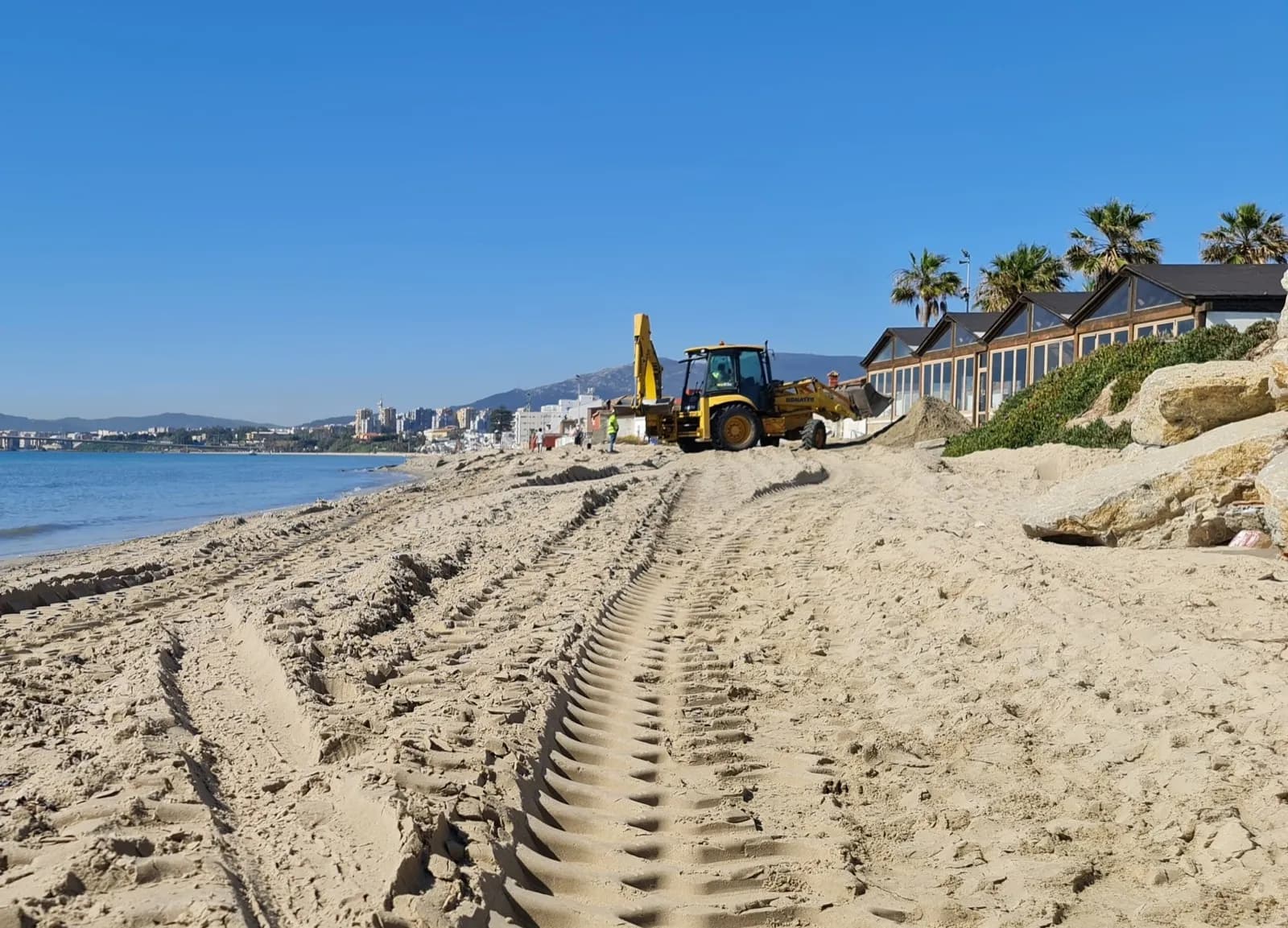 El alcalde de Algeciras agradece a la APBA el aporte de arena en la playa del Rinconcillo