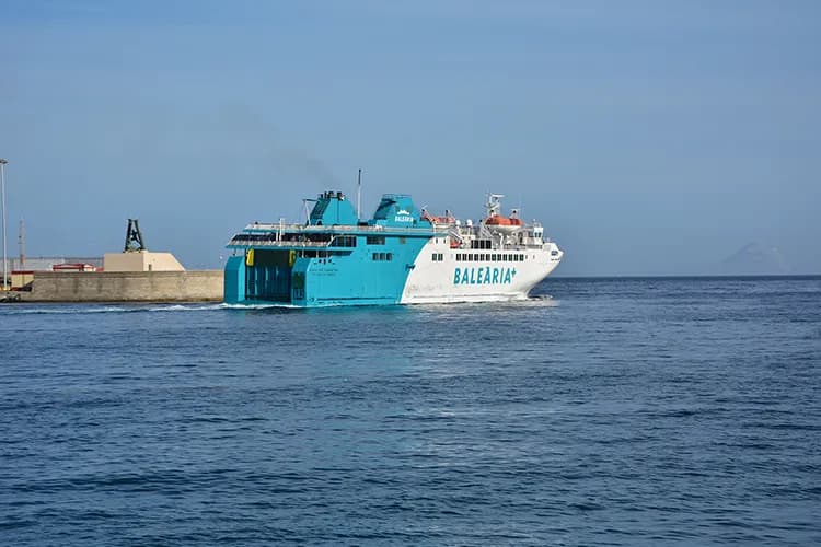 Fomento adjudica a Baleària la gestión del servicio de la línea de interés público Algeciras-Ceuta