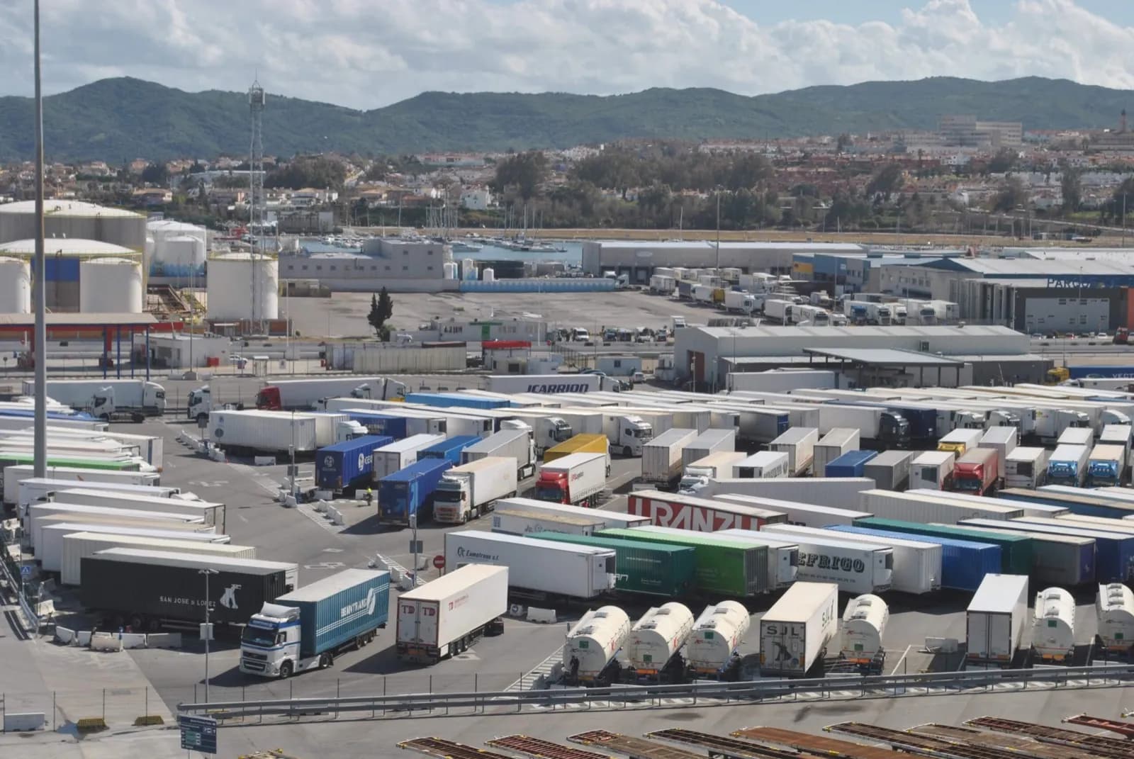 El Puerto de Algeciras inicia el concurso para la prestación del servicio comercial de estacionamiento de tráfico pesado