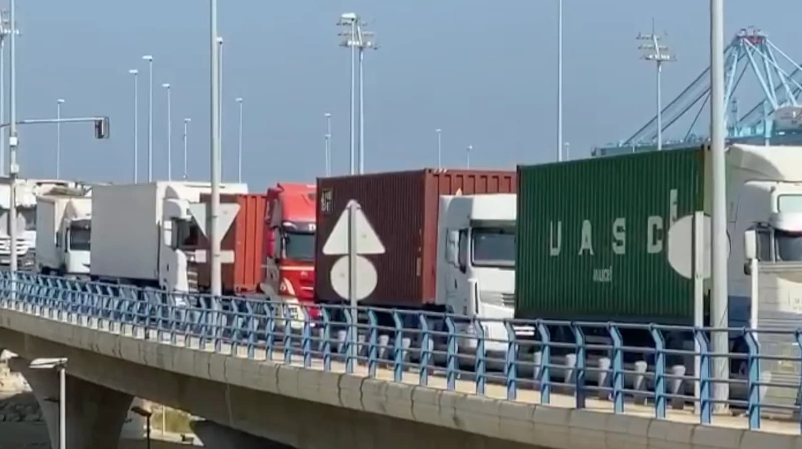 Una concentración de agricultores amenaza con restringir la entrada de camiones extracomunitarios en el puerto de Algeciras