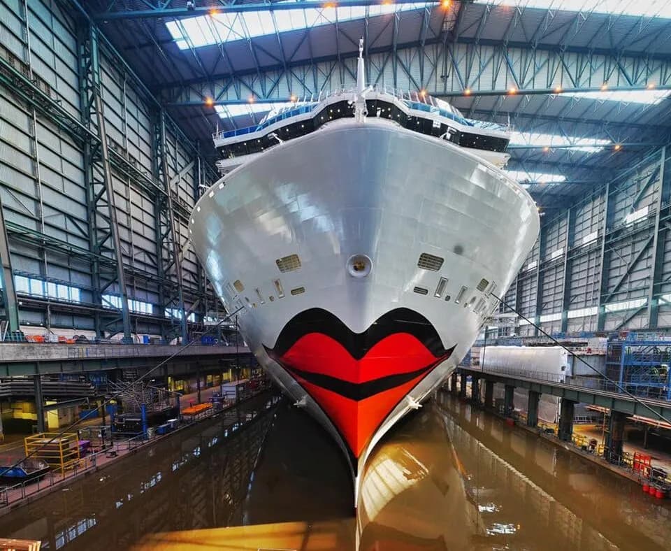 Sale del dique cubierto del astillero Meyer Werft, el AIDAcosma