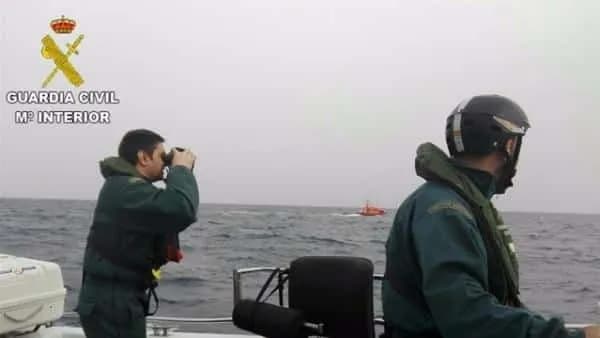 El Servicio Marítimo de la Guardia Civil salva a una persona que fue arrojada al mar desde una moto de agua