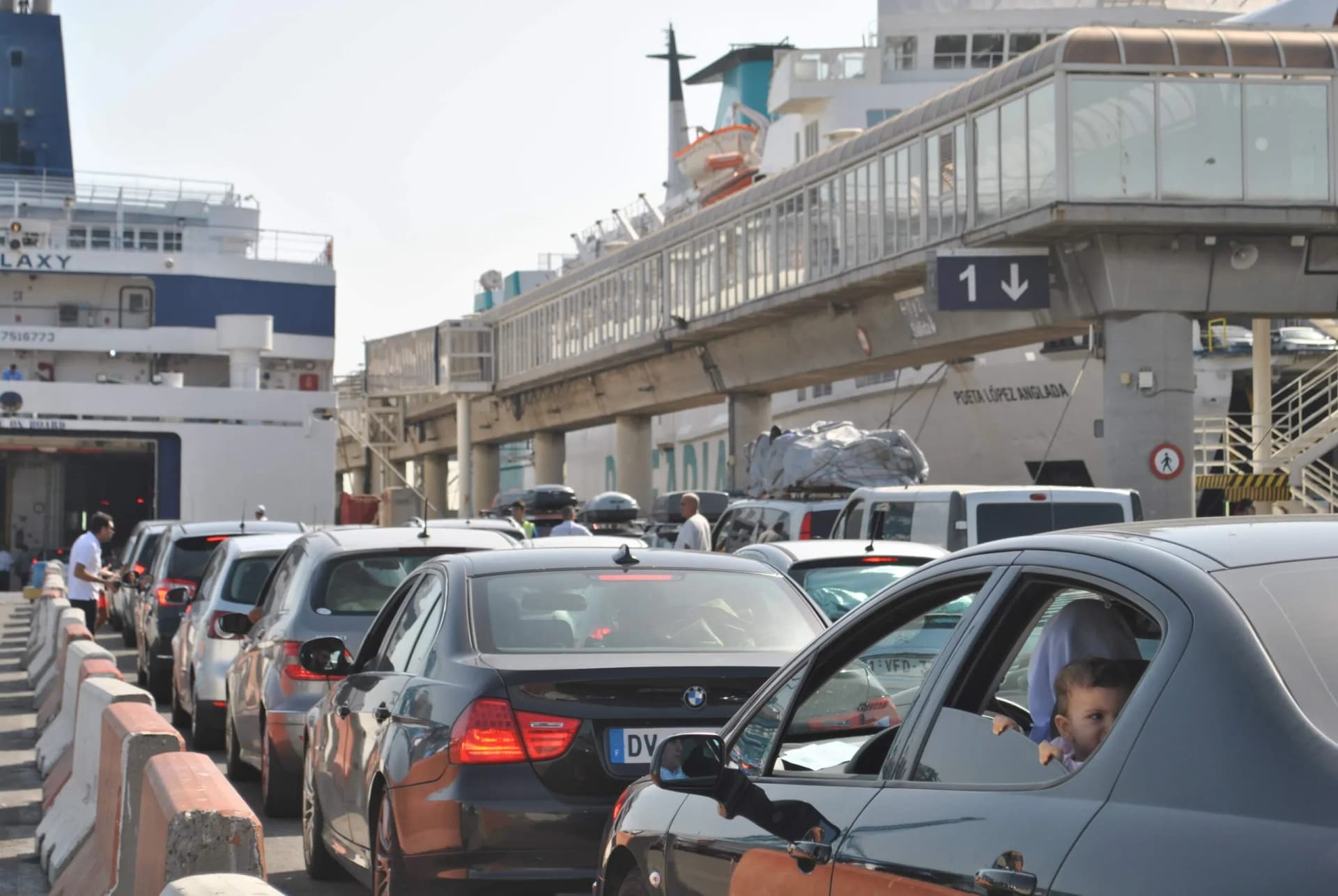 Las navieras que operan en el Estrecho tratan con la Autoridad Portuaria de la Bahía de Algeciras posibles escenarios en caso de OPE