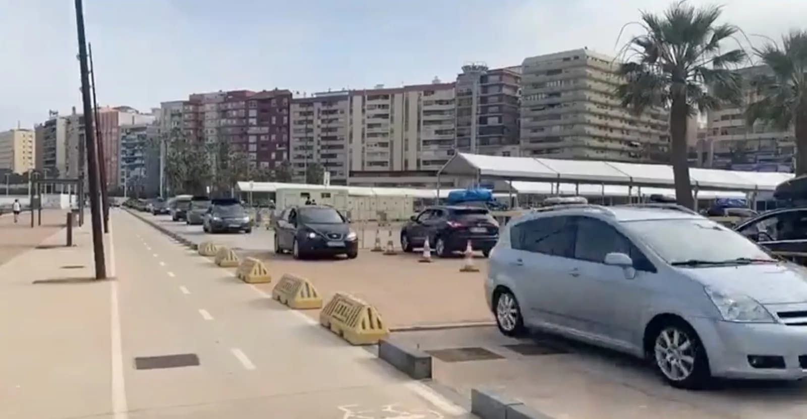 Más de 400 vehículos a la hora obligan a abrir el Llano Amarillo en el puerto de Algeciras