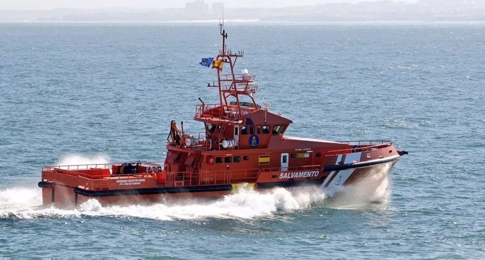 Salvamento Marítimo busca a dos desaparecidos en aguas del Estrecho