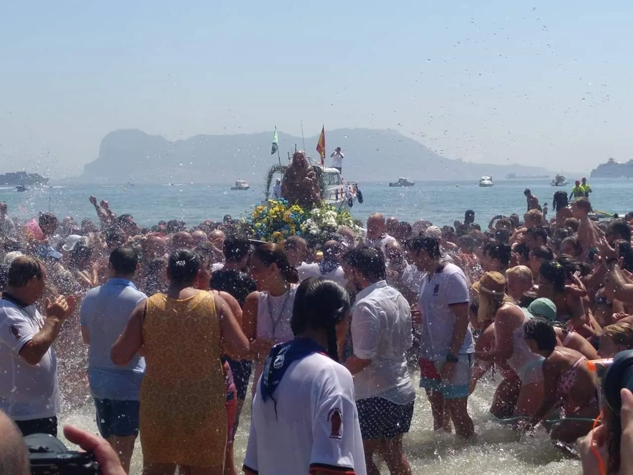 Algeciras celebra la Romería Marítima en honor a la Virgen de la Palma con su tradicional rescate desde el fondo del mar
