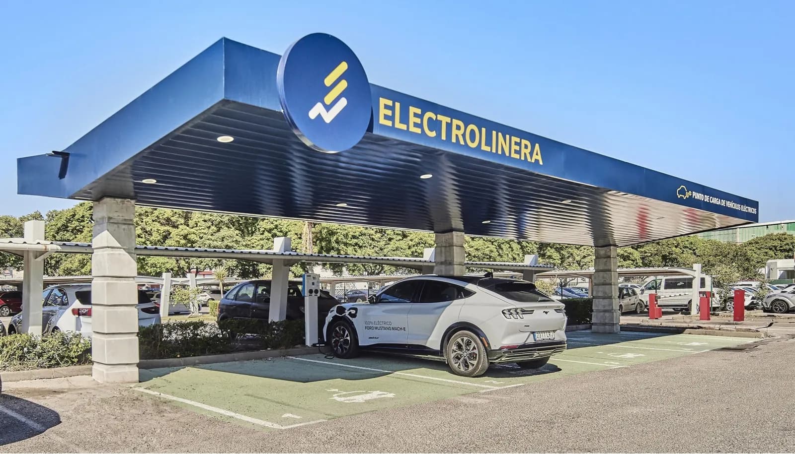 La Zona Franca de Cádiz instalará 90 puntos de recarga eléctrica en sus cuatro aparcamientos