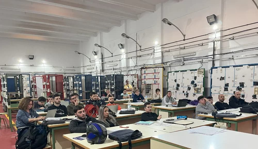 Nueva promoción de estudiantes de FP Dual del IES Virgen de la Esperanza inicia prácticas en redes eléctricas con Endesa