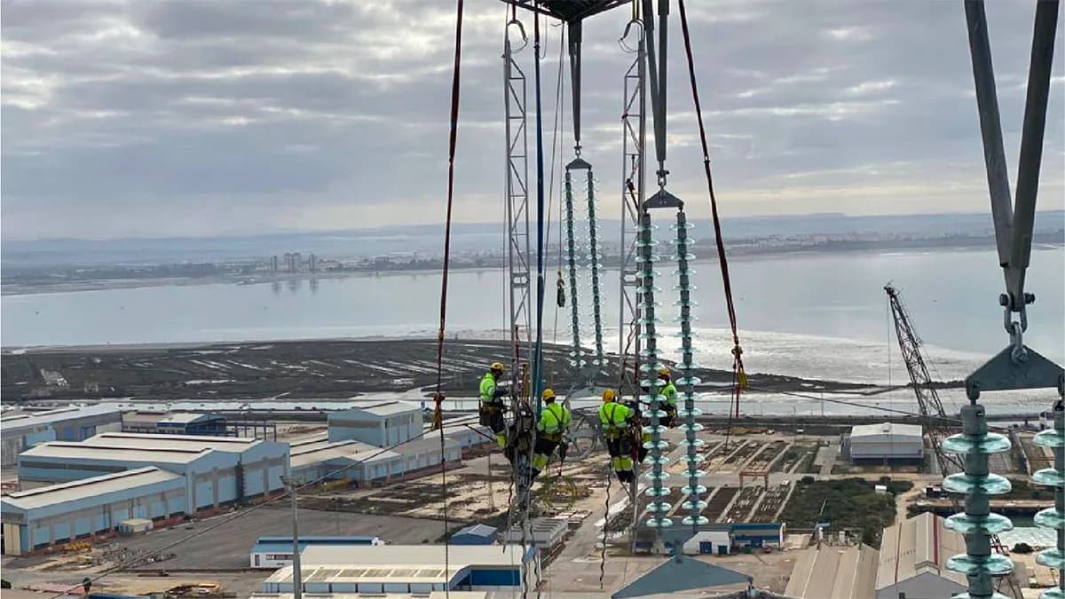 Endesa finaliza la sustitución del cableado de alta tensión en la Bahía de Cádiz