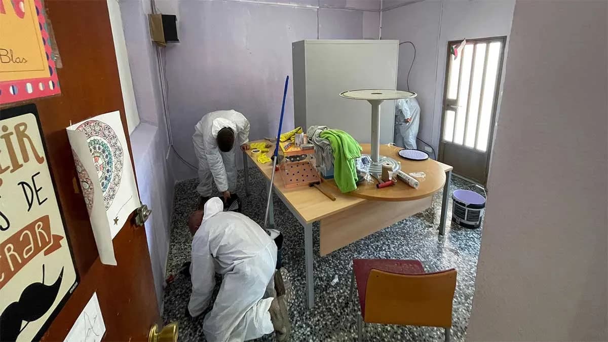 Los estibadores de Valencia apoyan la recuperación de centros educativos afectados por la DANA