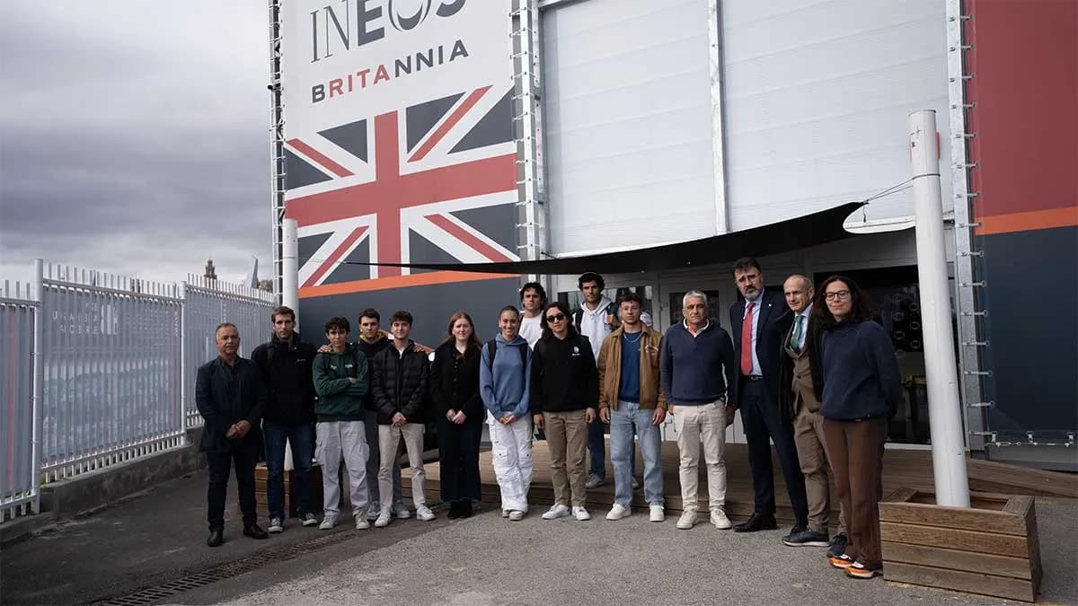 Estudiantes del área de Port Vell exploran las bases de los equipos de la Copa América