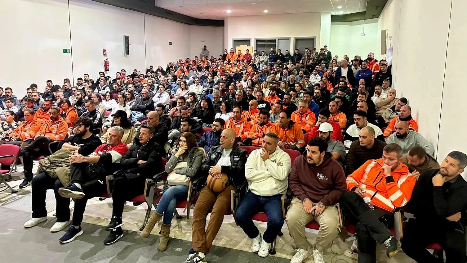 Coordinadora celebra una asamblea con el colectivo de eventuales para analizar los retos presentes y futuros del sector de la estiba