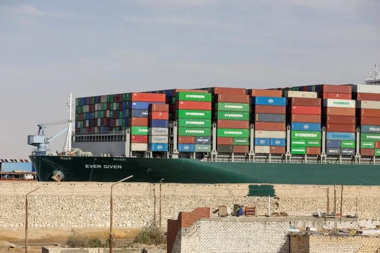 El canal de Suez restablece el tráfico marítimo tras reflotar con éxito al Ever Given