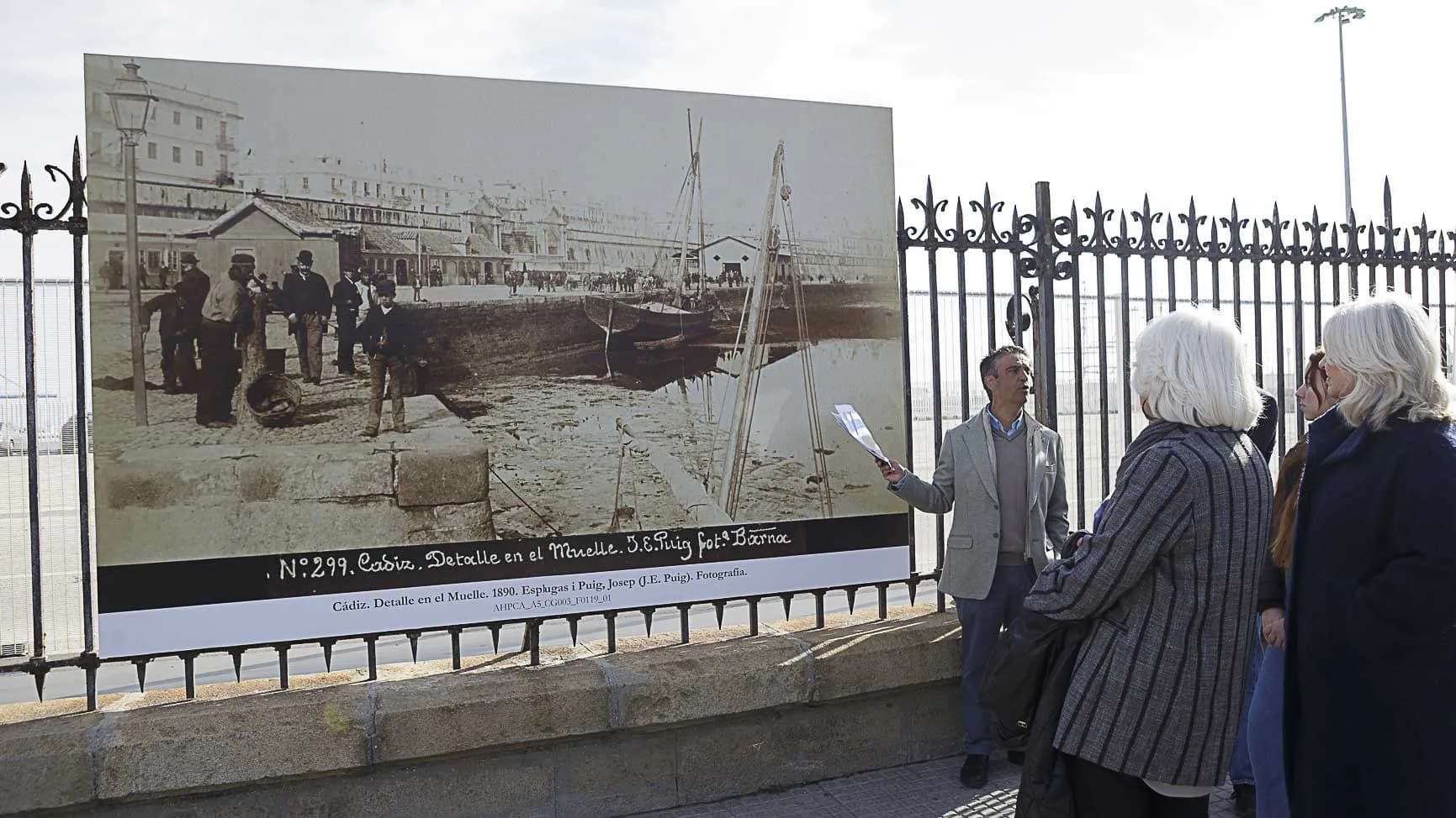 La Autoridad Portuaria de la Bahía de Cádiz inaugura en la verja del muelle la exposición fotográfica «Puerto, ciudad y memoria»