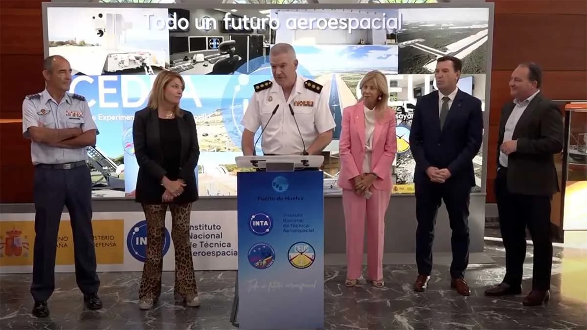 Una exposición del Puerto de Huelva destaca la evolución de satélites, cohetes y drones del INTA y El Arenosillo desde los años 60