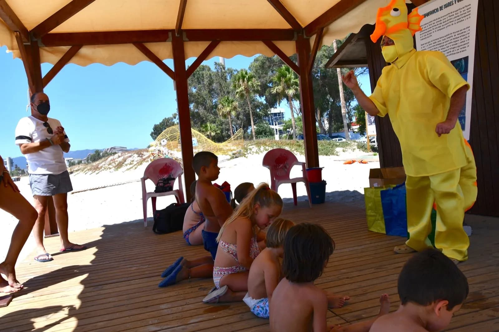 “Recapacicla” enseña a los pequeños a respetar el medio ambiente en la playa de Guadarranque