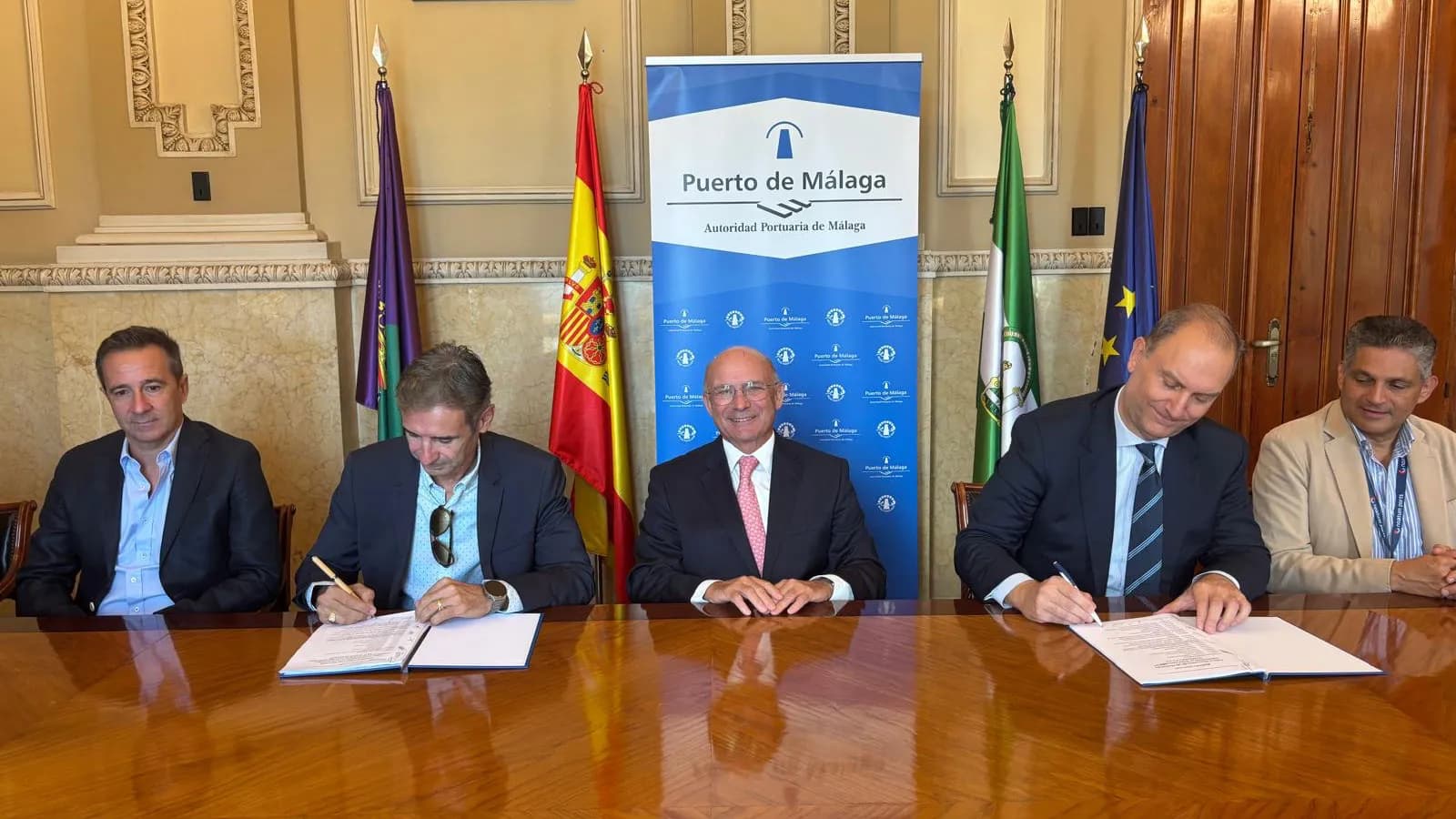 La estiba del Puerto de Málaga firma un convenio colectivo de diez años para 180 trabajadores