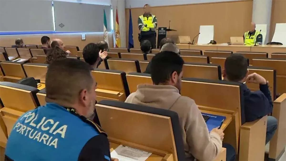 La Policía Portuaria de Motril celebra una jornada de formación en seguridad y tráfico con la colaboración de la Guardia Civil