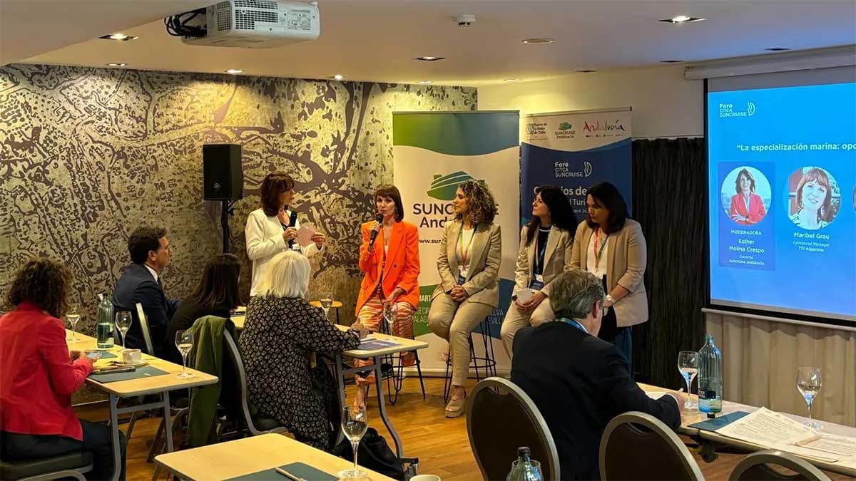 «Con Ojos de Mujer»: Un foro que destaca la importancia de la mujer en el turismo azul