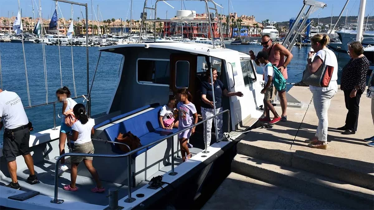 Puerto de Sotogrande y Fundación Navegan realizan paseos en barco para niños saharauis acogidos en el Campo de Gibraltar