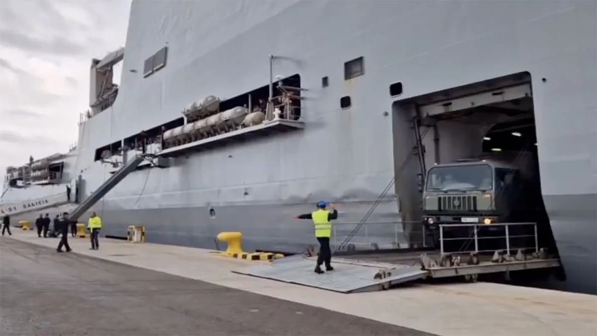 El buque anfibio «Galicia» de la Armada llega a Valencia para apoyar en la emergencia tras la DANA