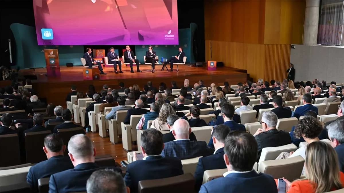 Landaluce warns at the Cajamar Forum about the risk of traffic diversion due to the EU ETS and calls for the railway connection of the Andalusian ports