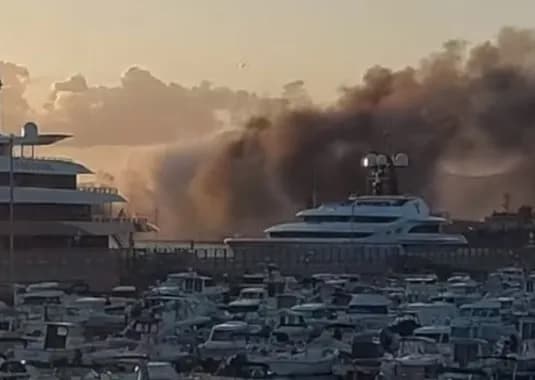 Investigan una emisión de humo denso en el puerto de Gibraltar