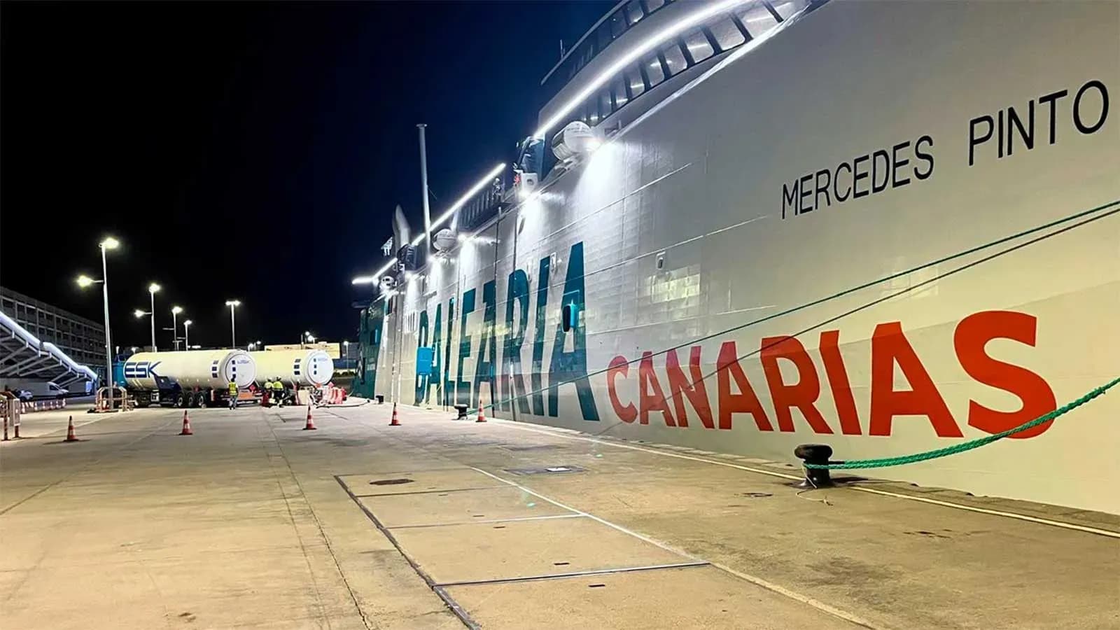 El Puerto de Las Palmas realiza su primer suministro de GNL a un buque con el fast ferry 'Mercedes Pinto' de Baleària como protagonista