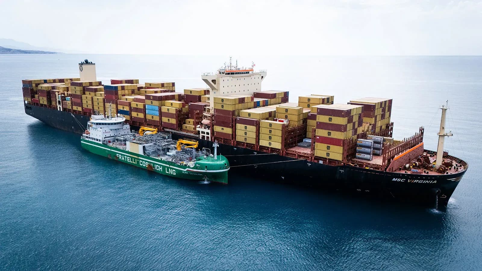 El Puerto de Málaga realiza por primera vez un suministro de GNL en fondeo con dos buques de MSC en operativa ship-to-ship