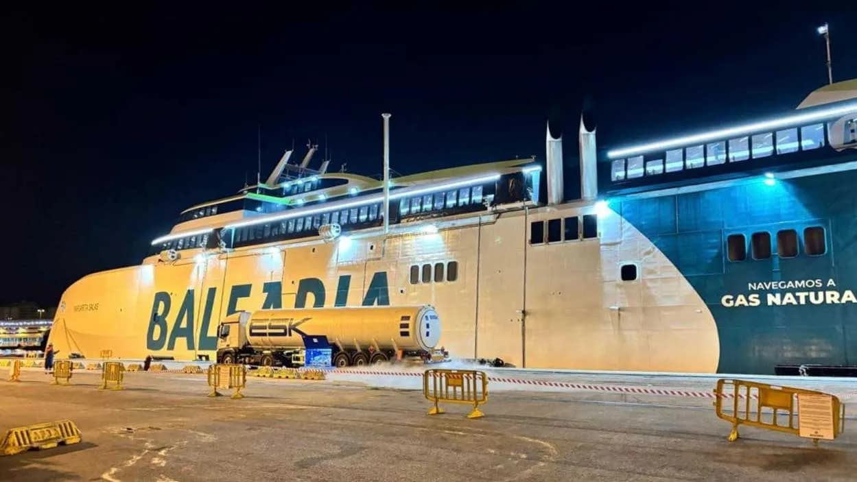 El Puerto de Algeciras realiza su primer suministro nocturno de GNL en el muelle de Isla Verde Interior