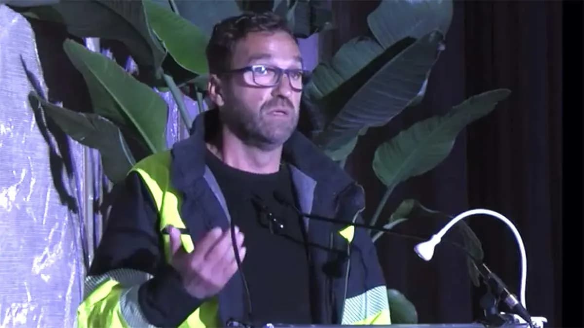 El portavoz del Comité de Huelga de Acerinox expone sus reivindicaciones durante la Junta de Accionistas de la compañía
