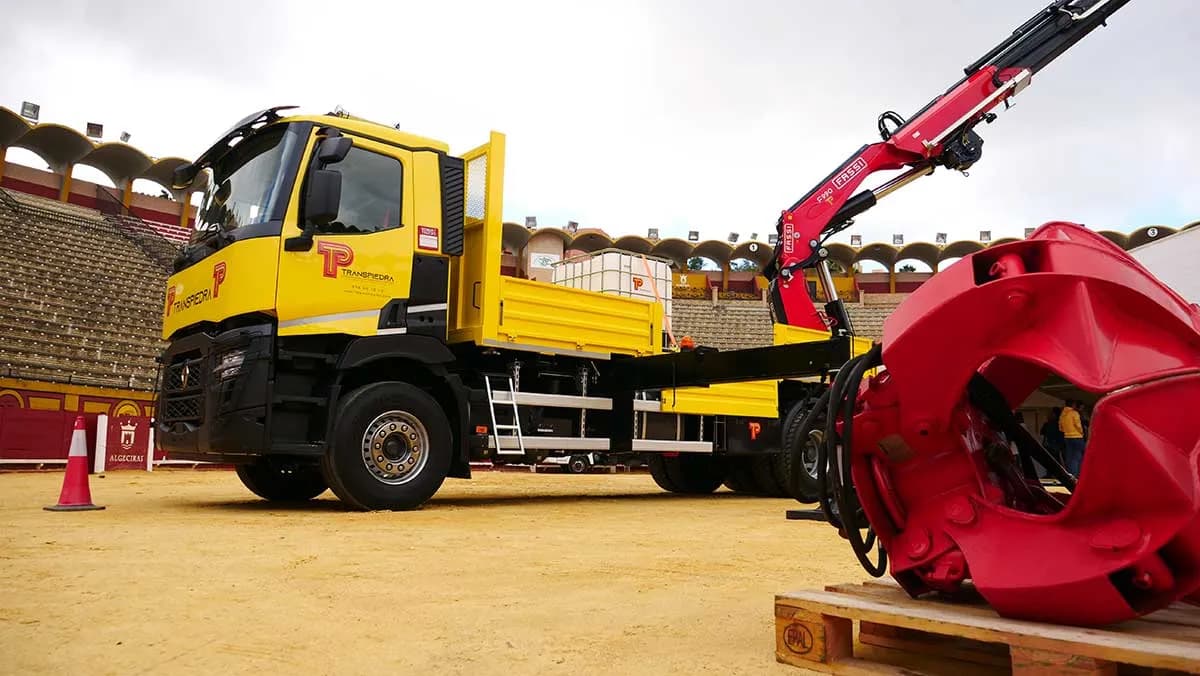 Transpiedra incorpora a su flota una nueva grúa FASSI F990
