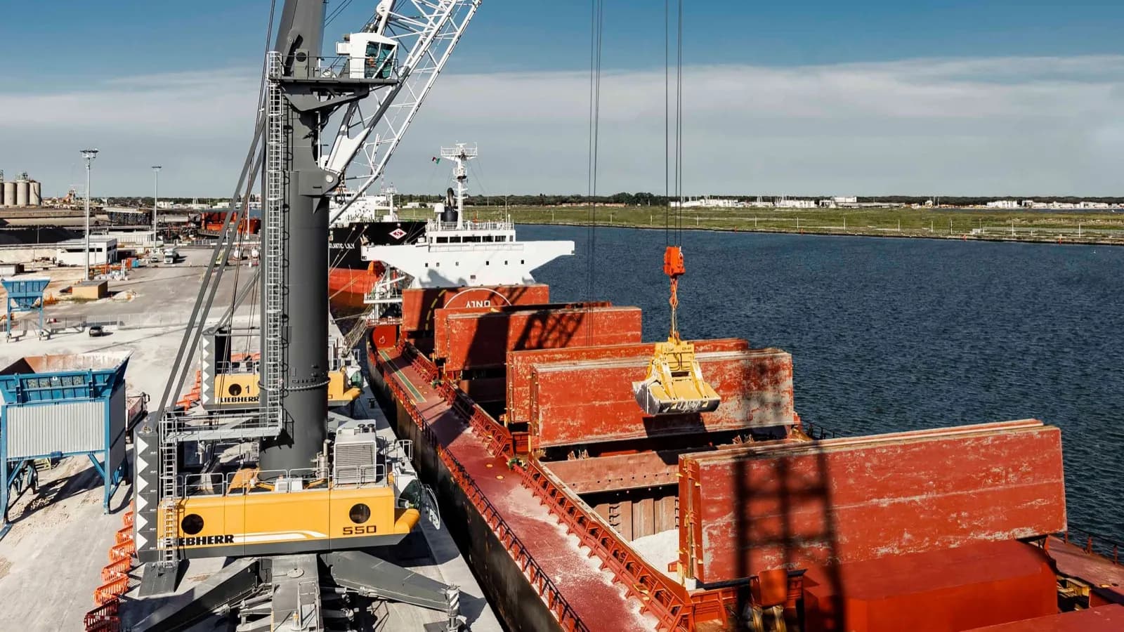 Bergé adquiere dos grúas Liebherr para una operativa portuaria más eficiente y sostenible