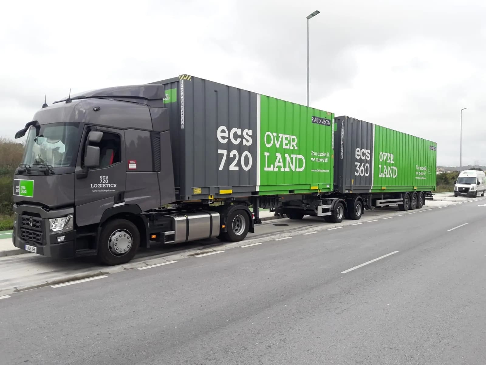 ECS 360 Logistics apuesta por la eficiencia medioambiental aumentado su flota con duotrailers
