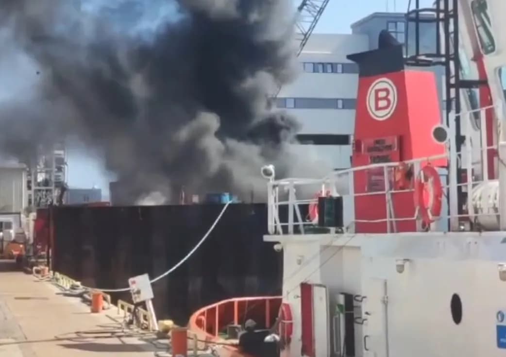 Incendio en un buque en desguace en el Muelle Norte del puerto de Gibraltar