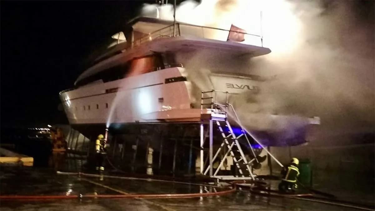 Controlado y extinguido el incendio en una embarcación del varadero del Puerto de Sotogrande