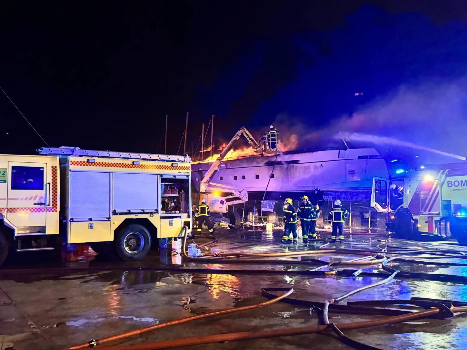 Completadas las tareas de extinción de la embarcación incendiada en el Puerto deportivo de Sotogrande