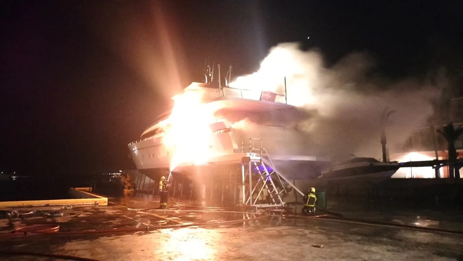 El incendio de una embarcación con 8.000 litros de combustible moviliza un amplio operativo en el puerto de Sotogrande