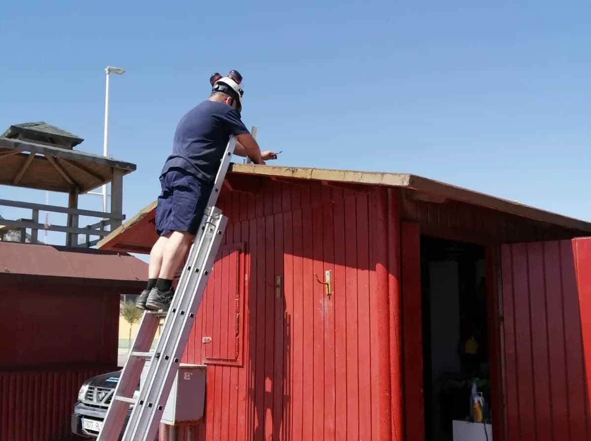 La Línea inicia los trabajos para la dotación de megafonía en las playas