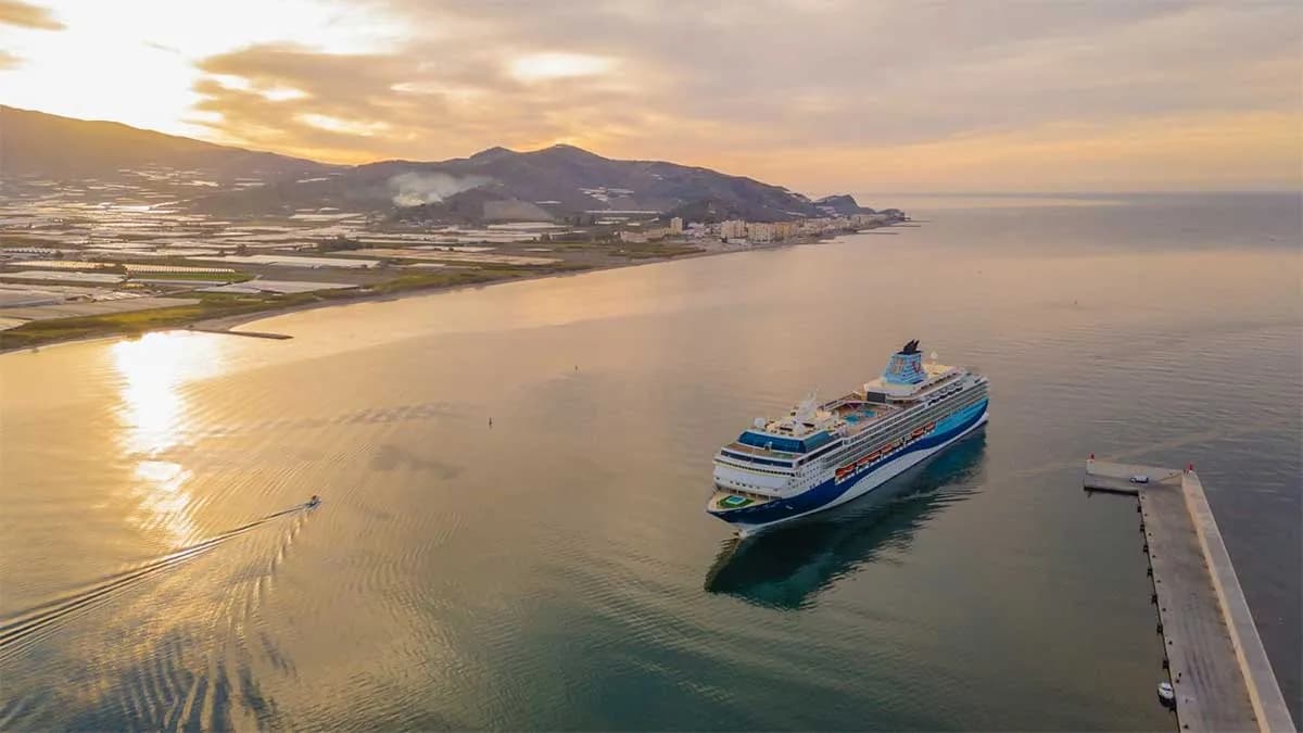 El crucero Marella Explorer atraca en Motril con más de 1.700 turistas