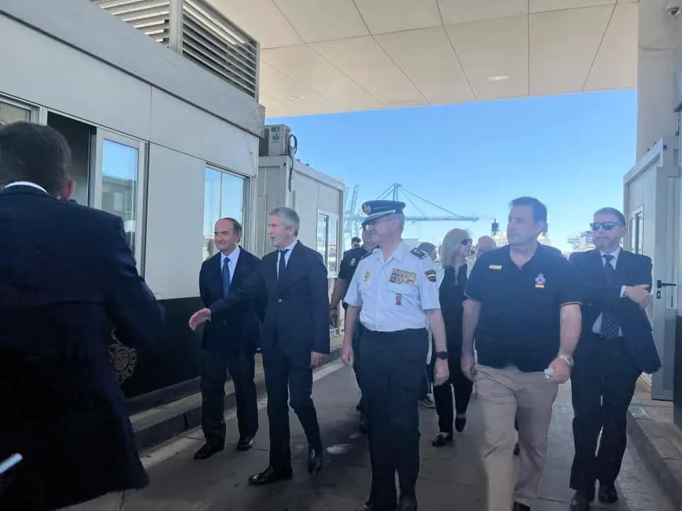 El Ministro del Interior visita el operativo de la Operación Paso del Estrecho 2024 en Algeciras