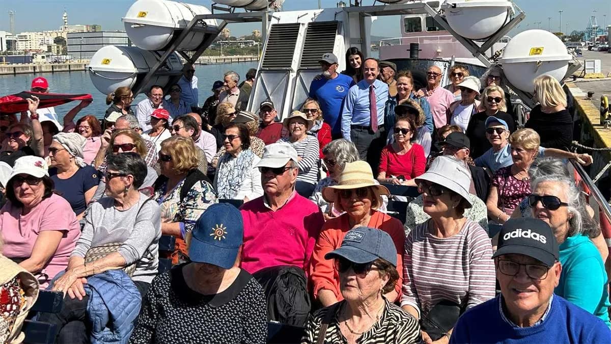 Más de 130 mayores disfrutan de un recorrido en barco por el puerto de Algeciras