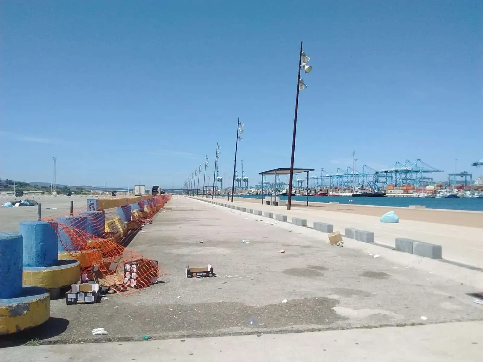 AGADEN propone soluciones a los vertidos del mercadillo en la dársena del Llano Amarillo