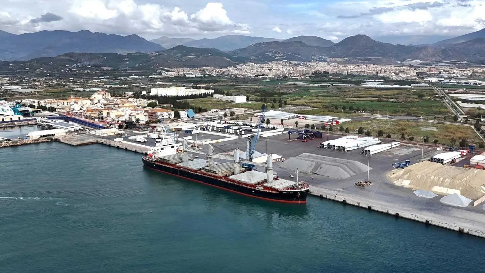 El puerto de Motril supera las 525.000 toneladas en exportaciones de minerales en 2024