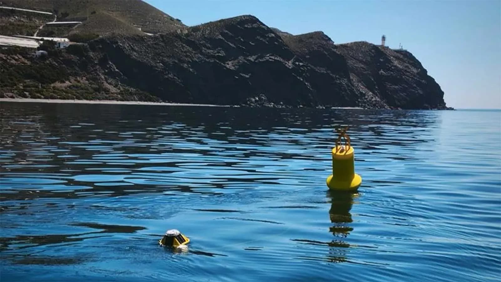 El Puerto de Motril y la Universidad de Granada instalan una boya oceanográfica en el mar de Alborán