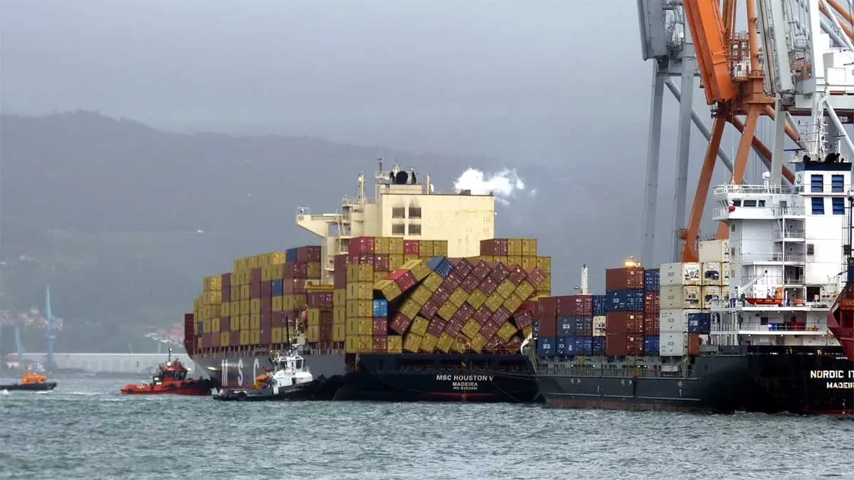 El portacontenedores «MSC Houston V» realiza una escala de emergencia en Vigo por un corrimiento de carga