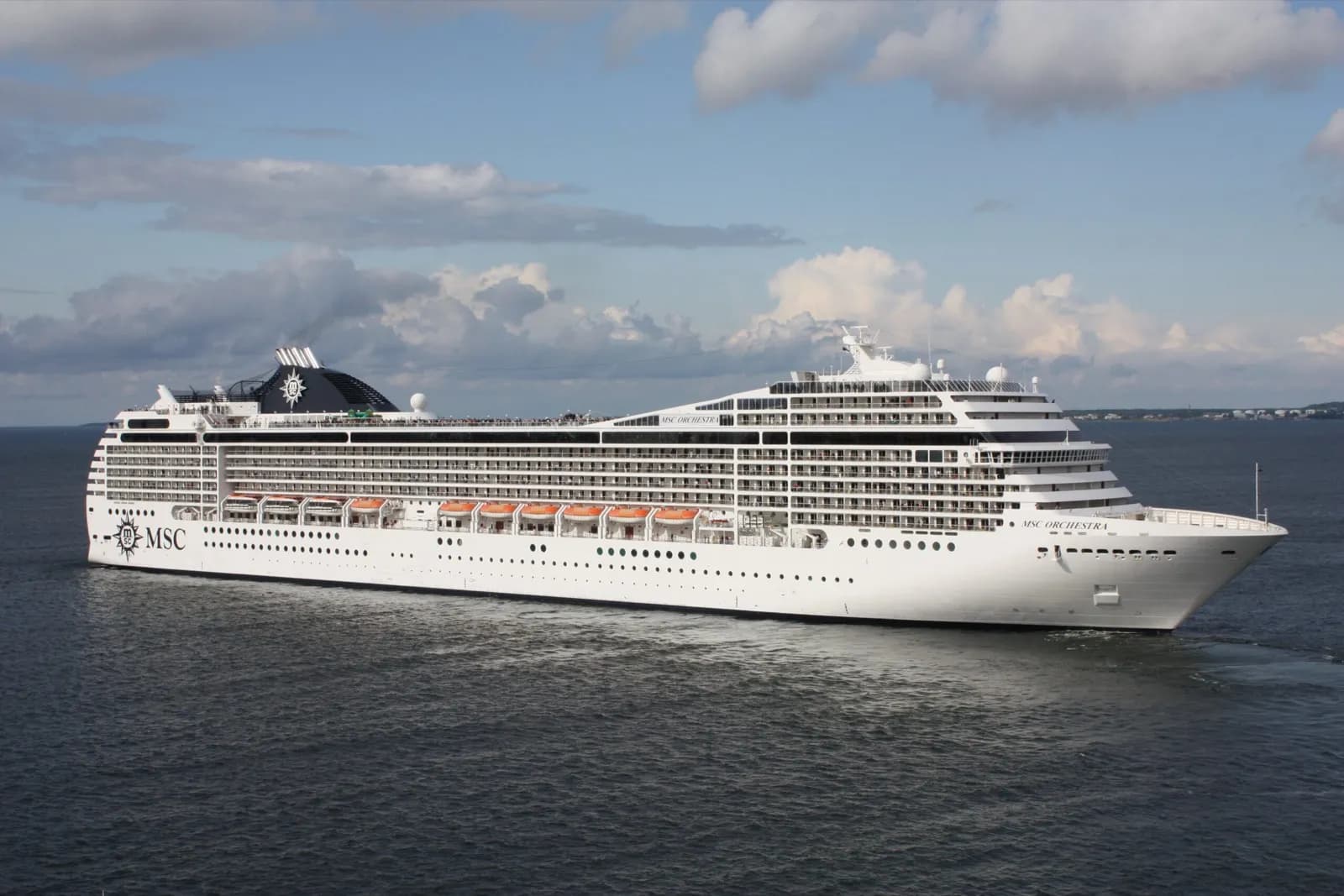 El MSC Orchestra realiza operativa de embarque y desembarque en el Puerto de Cádiz