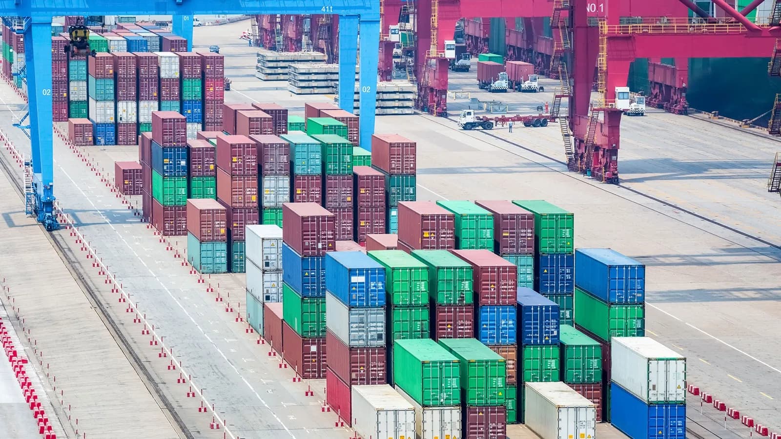 Un tifón obliga a suspender parcialmente la actividad en el puerto de de Ningbo-Zhoushan