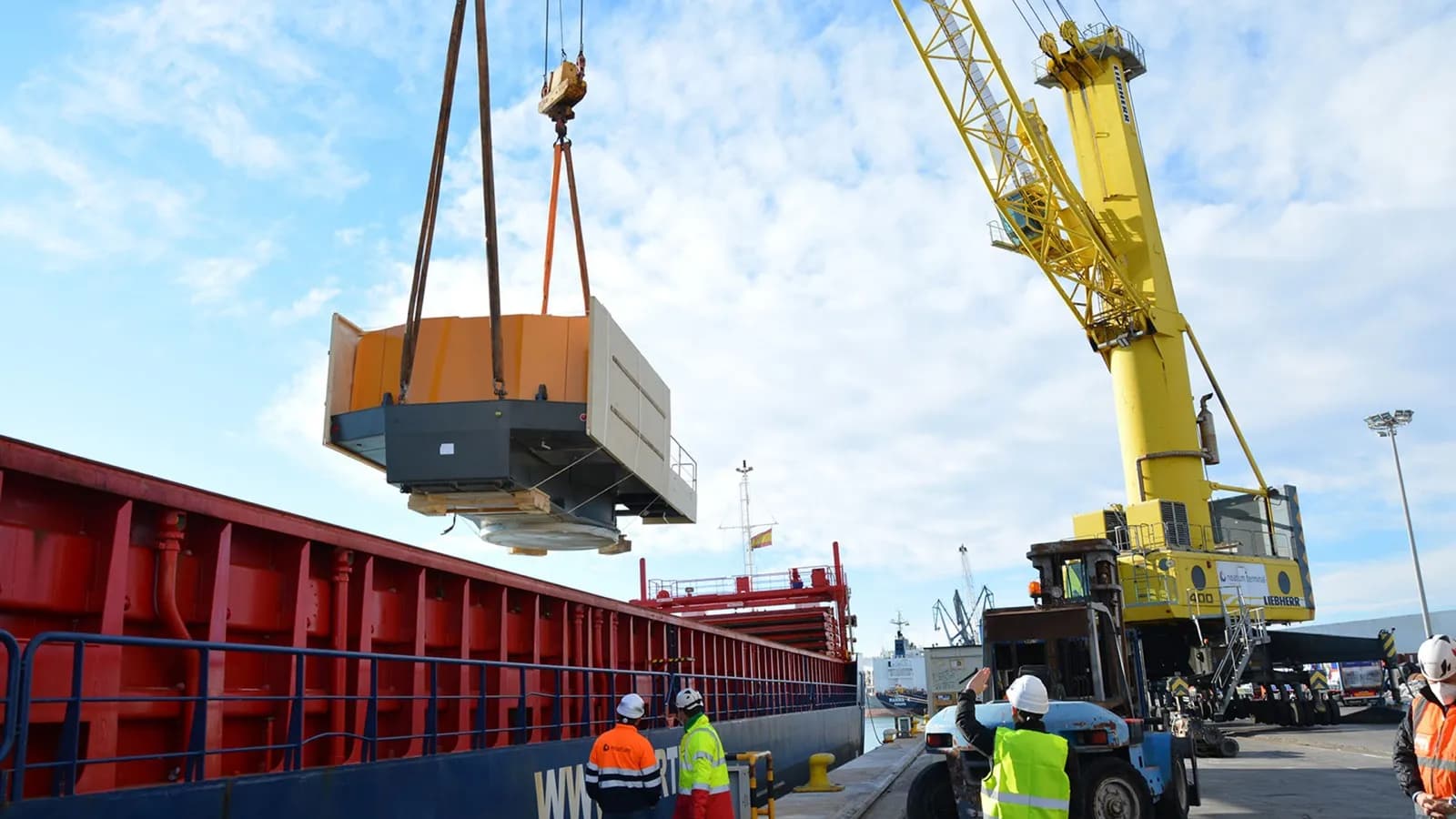 Noatum adquiere tres nuevas grúas para sus terminales de Castellón, Sagunto y Tarragona